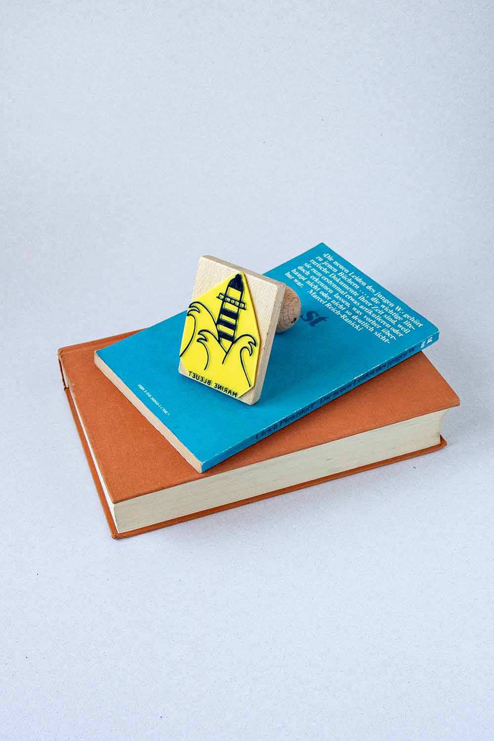 Sello ex-libris con un faro entre olas