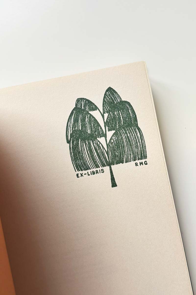 Portadilla de un libro estampada con un árbol llorón