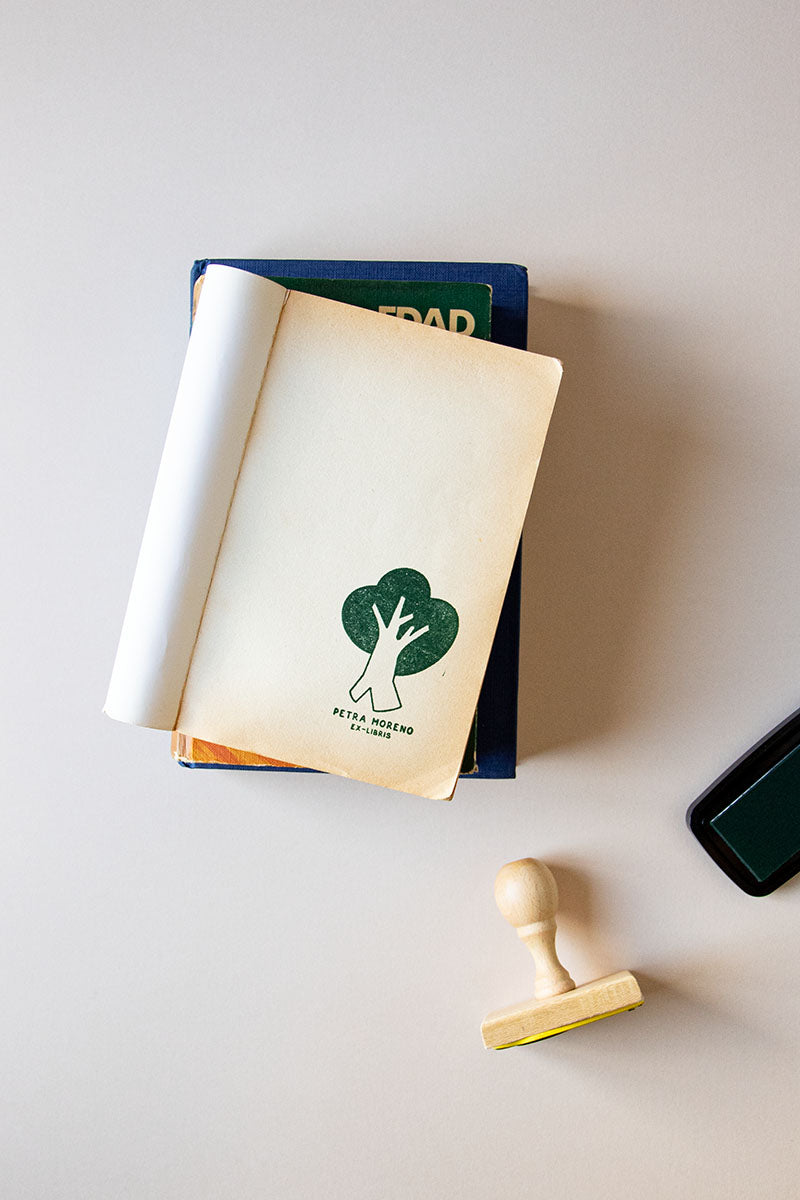 Portadilla de un libro estampada con un árbol simple y sello