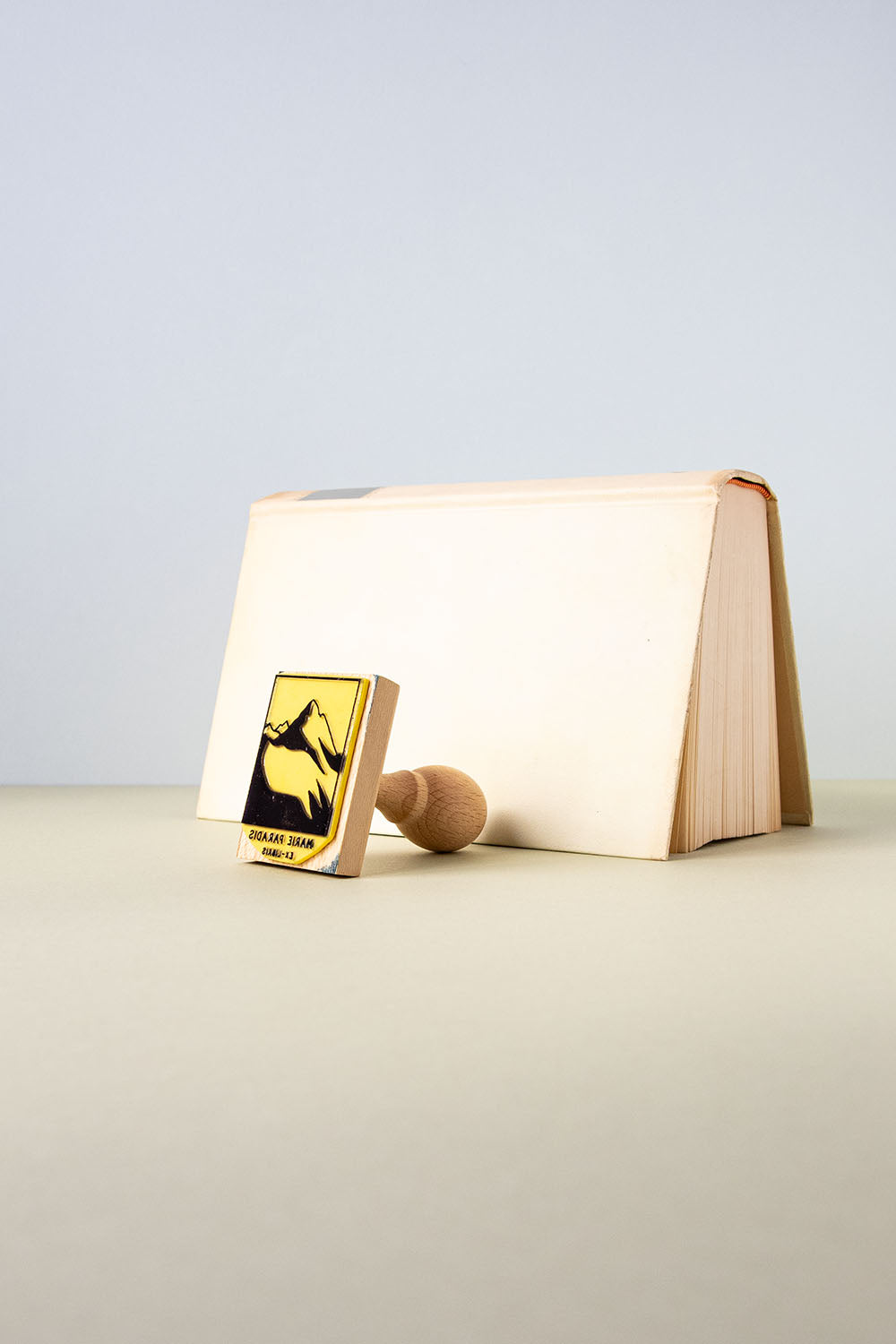 Sello ex-libris con una montaña nevada