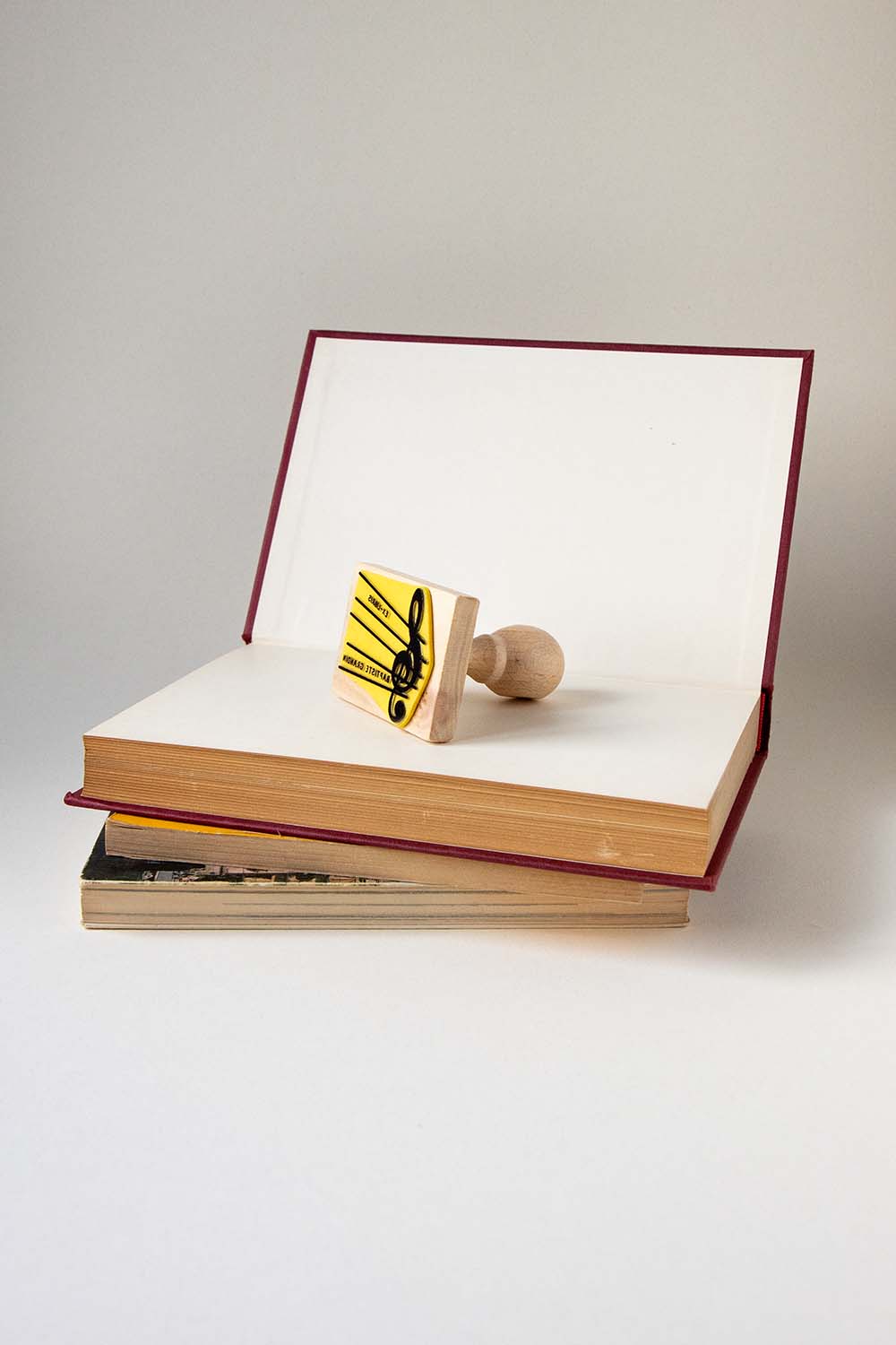 Sello ex-libris con clave de sol y pentagrama