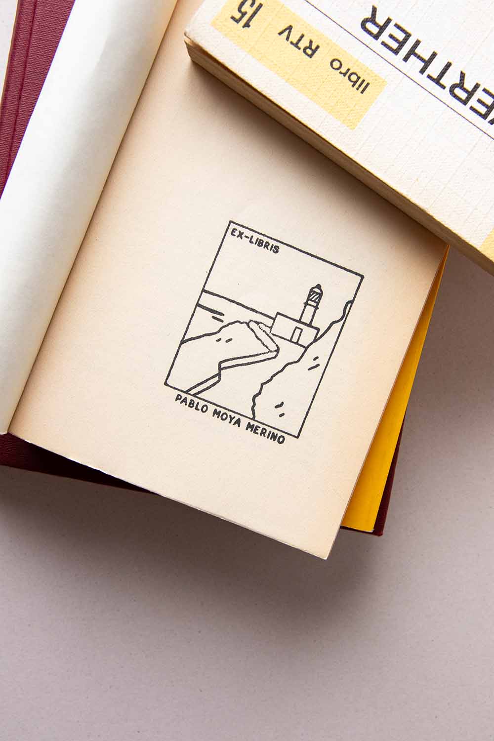 Portadilla de un libro estampada con faro