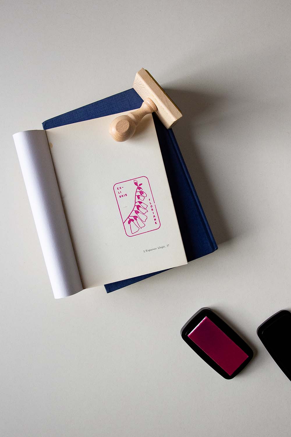 Papel estampado con un sello exlibris de un motivo floral y sello