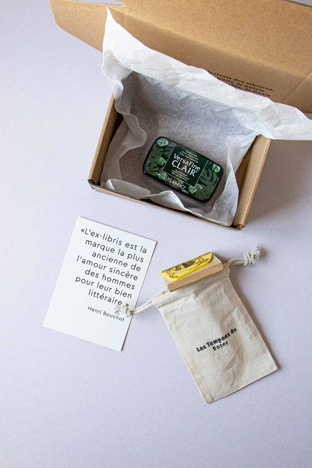 Envoltorio ex-libris gato sobre libros