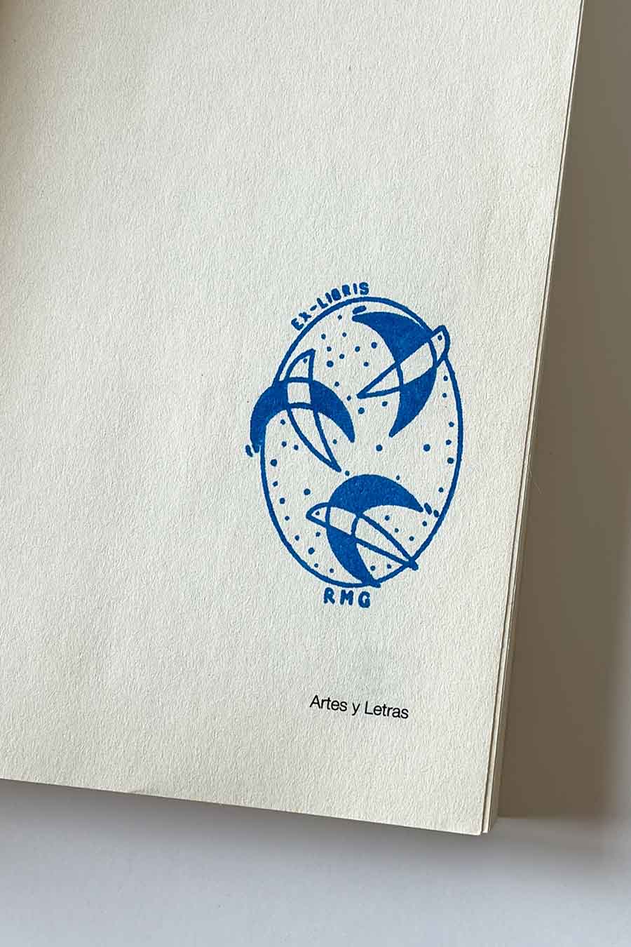Portadilla de libro estampado con sello exlibris de tres golondrinas volando
