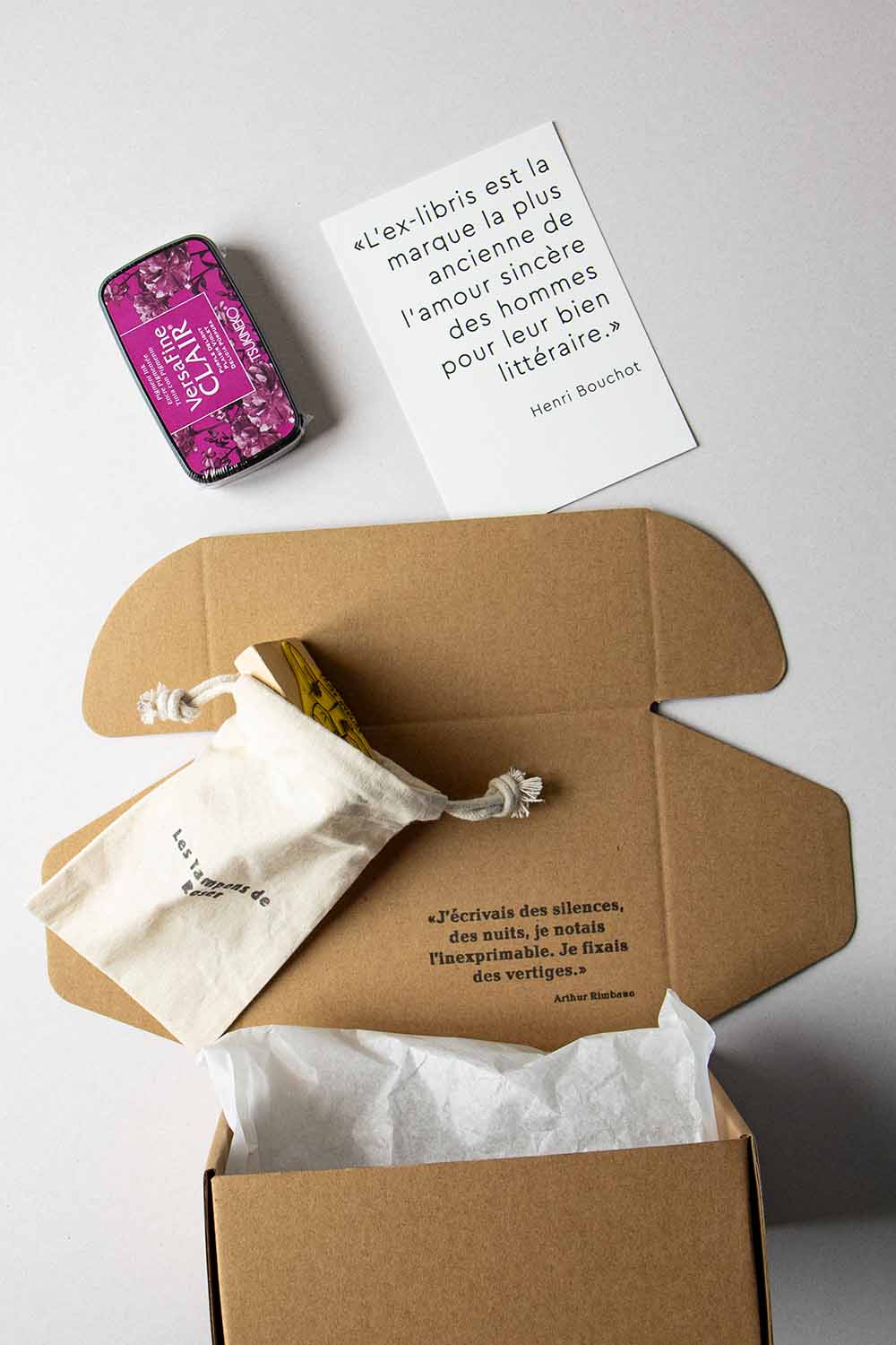 Envoltorio ex-libris lector con libro abierto