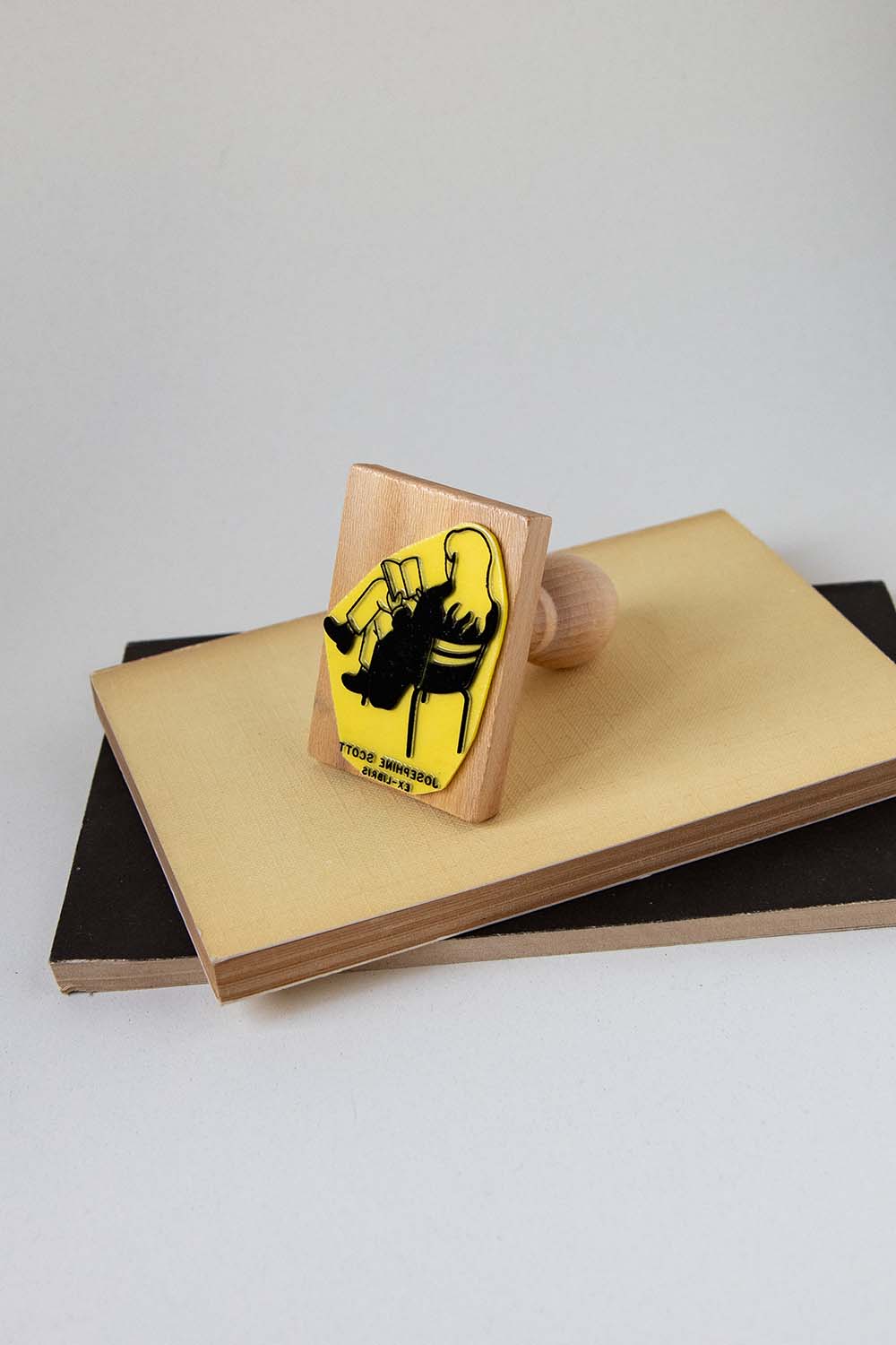 Sello ex-libris con una persona leyendo en las sillas de un parque de París