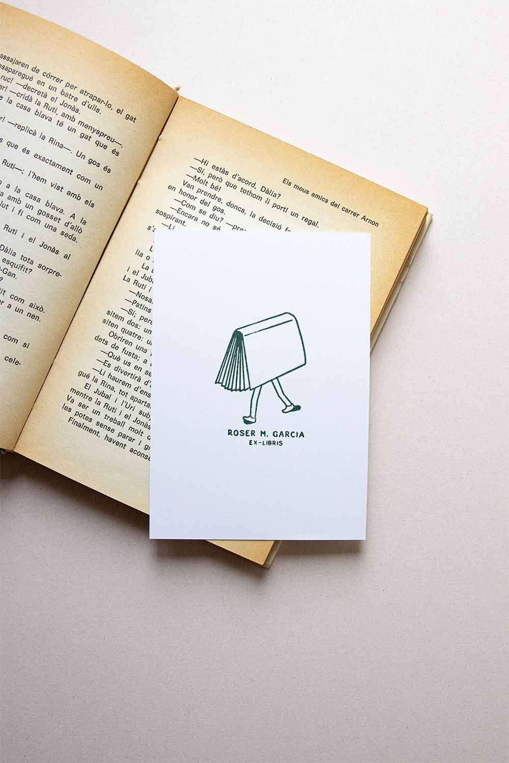 Portadilla de libro estampada con sello exlibris de un libro con piernas humanas caminando