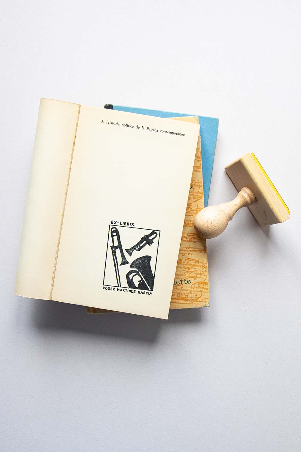 Portadilla de libro estampado con sello exlibris con trompeta, trombón y bombardino y sello