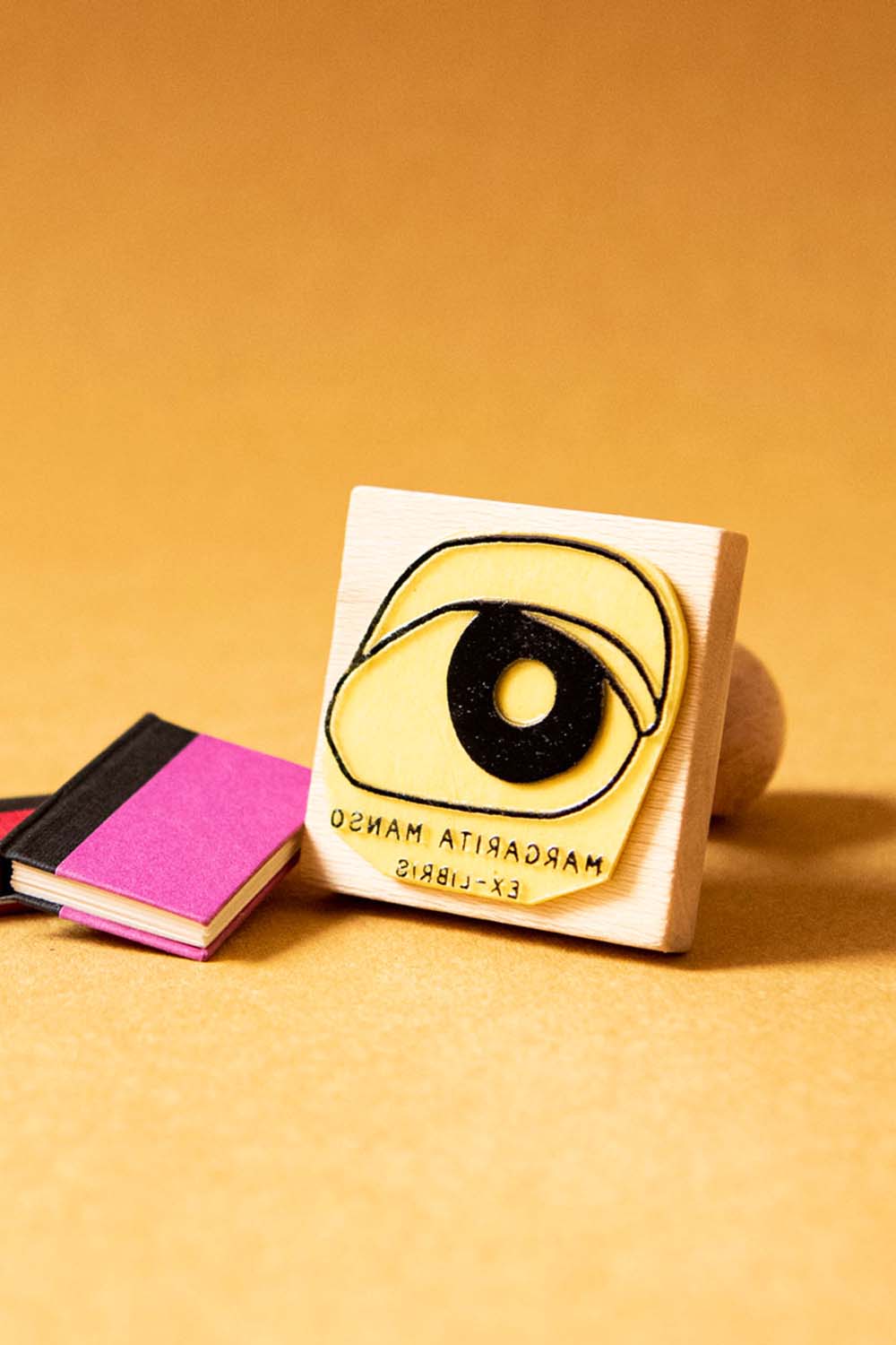 Sello exlibris grabado con un ojo