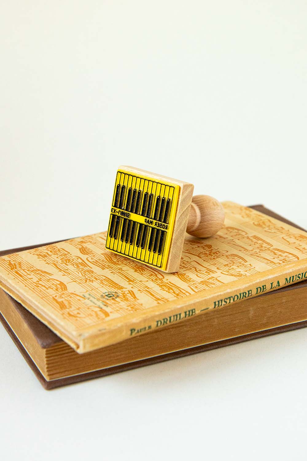 Sello exlibris grabado con dos teclados de piano