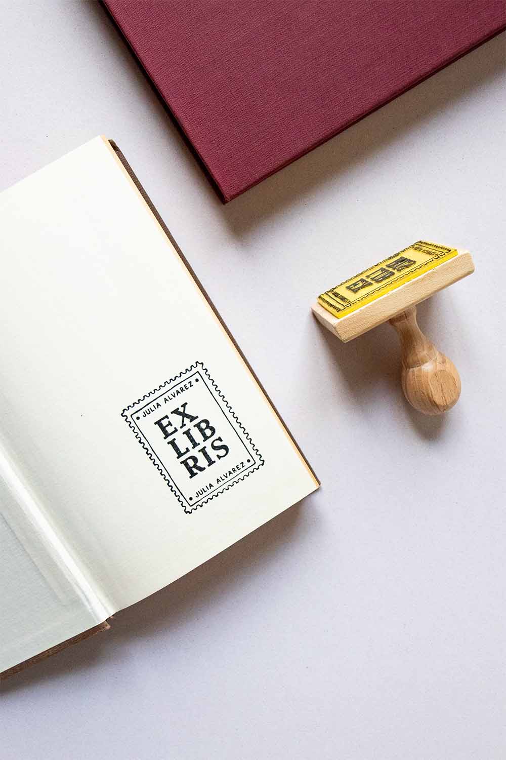 Portadilla de libro estampada con diseño de un sello postal y sello