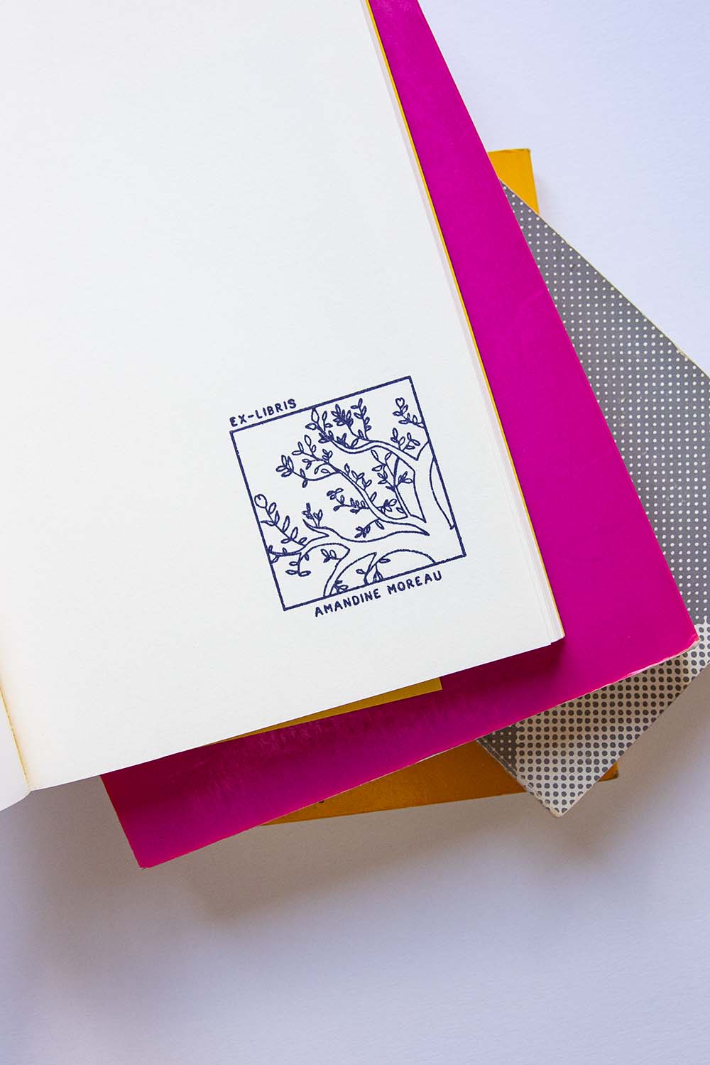 Portadilla de libro estampada con un fragmento de las ramas de un árbol