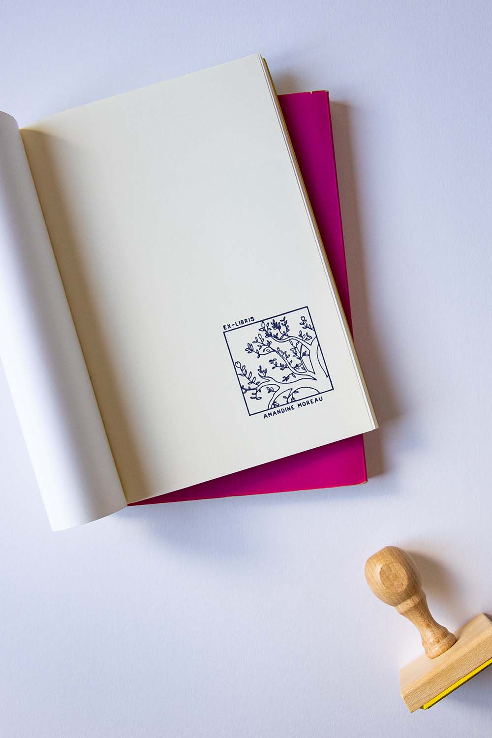 Portadilla de libro estampada con un fragmento de las ramas de un árbol y sello