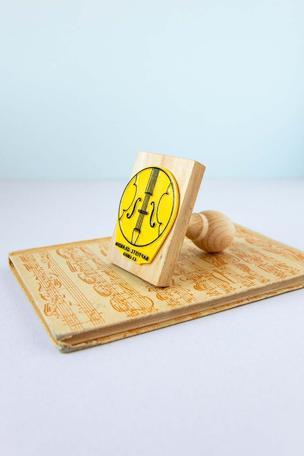 Sello exlibris grabado con un violín