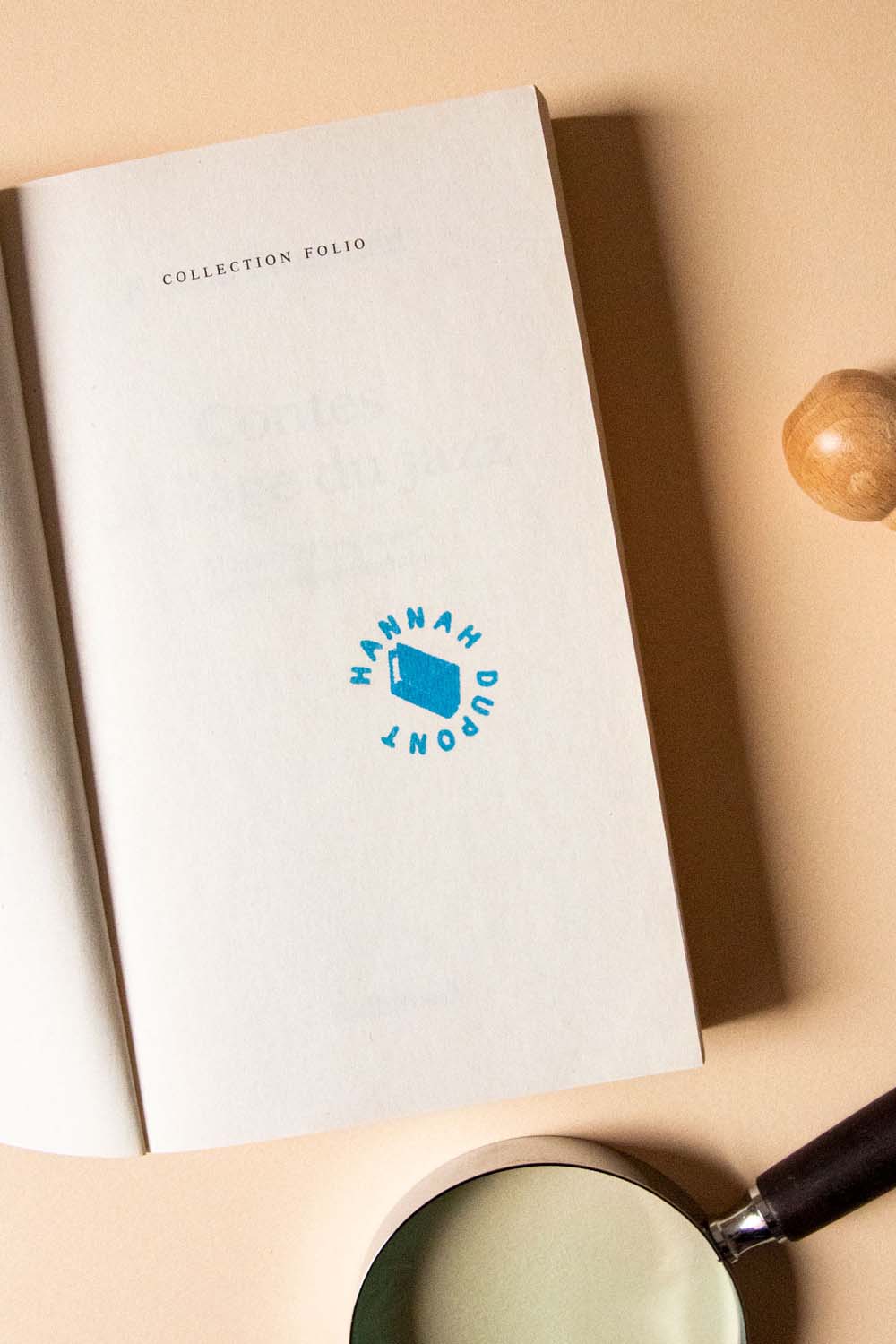 Portadilla de libro estampada con sello exlibris de un libro y sello