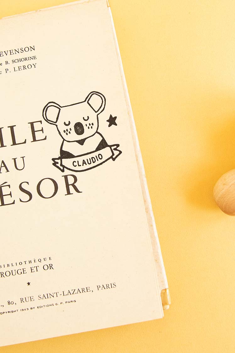 Portadilla de libro estampado con sello exlibris de koala y sello