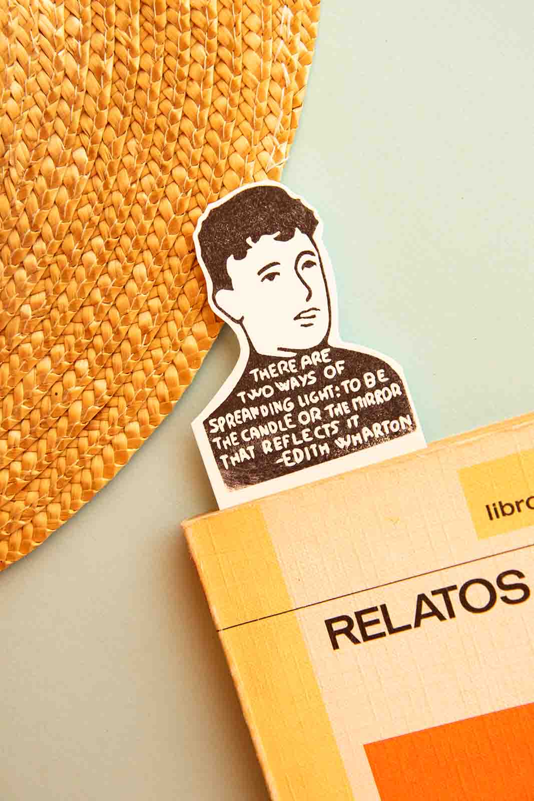 Marcapáginas Edith Wharton dentro de un libro