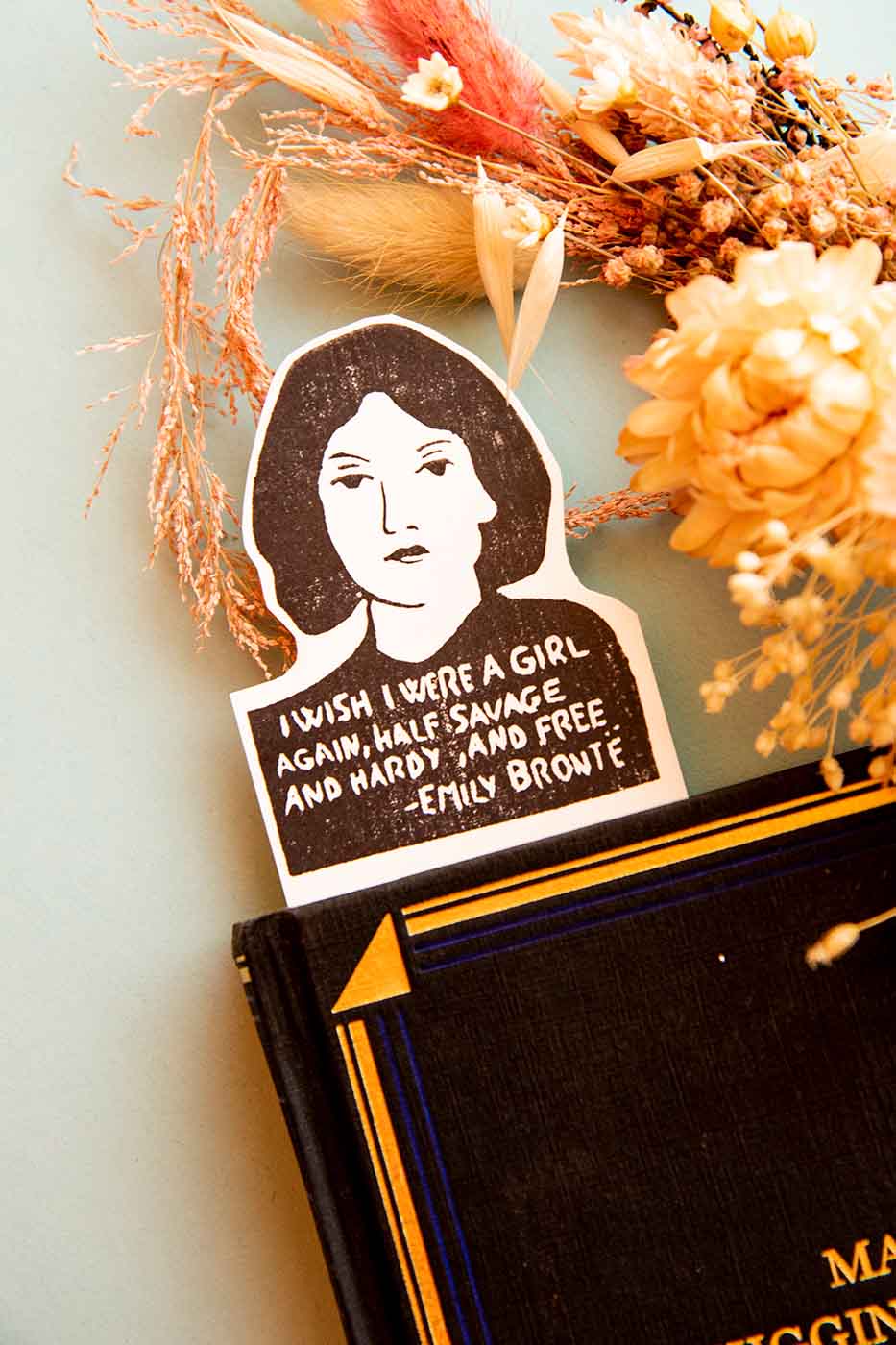 Marcapáginas Emily Brontë dentro de un libro