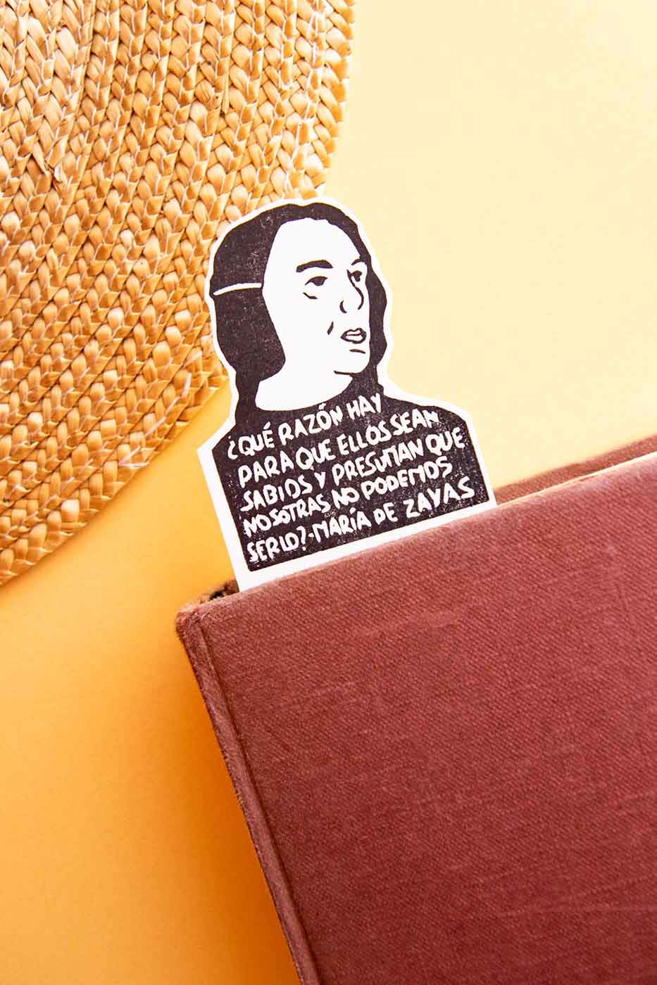 Marcapáginas María de Zayas dentro de un libro