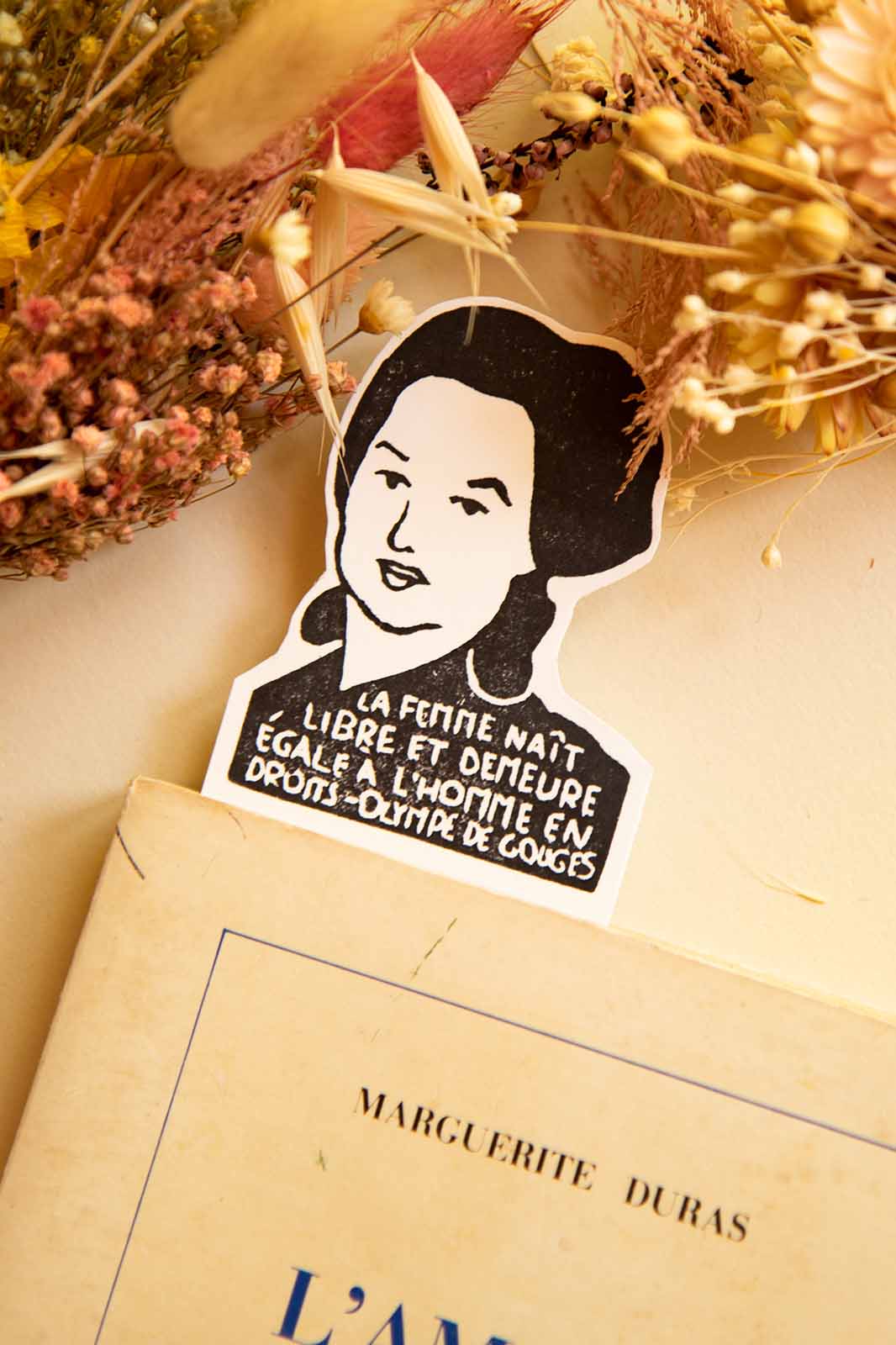 Marcapáginas Olympe de Gouges dentro de un libro