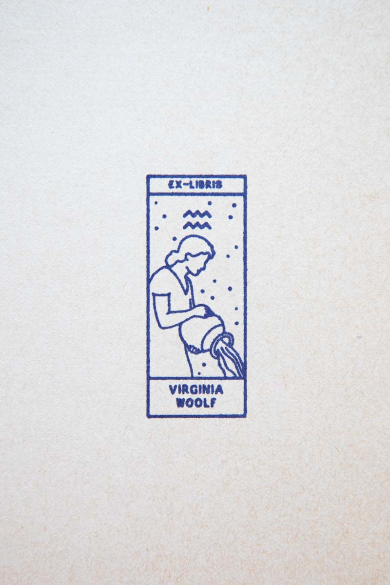 Portadilla de libro estampado con sello exlibris con signo del zodiaco acuario