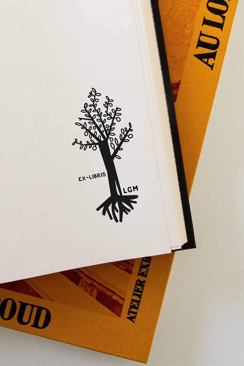 Portadilla de libro estampada con un árbol con formas geométricas