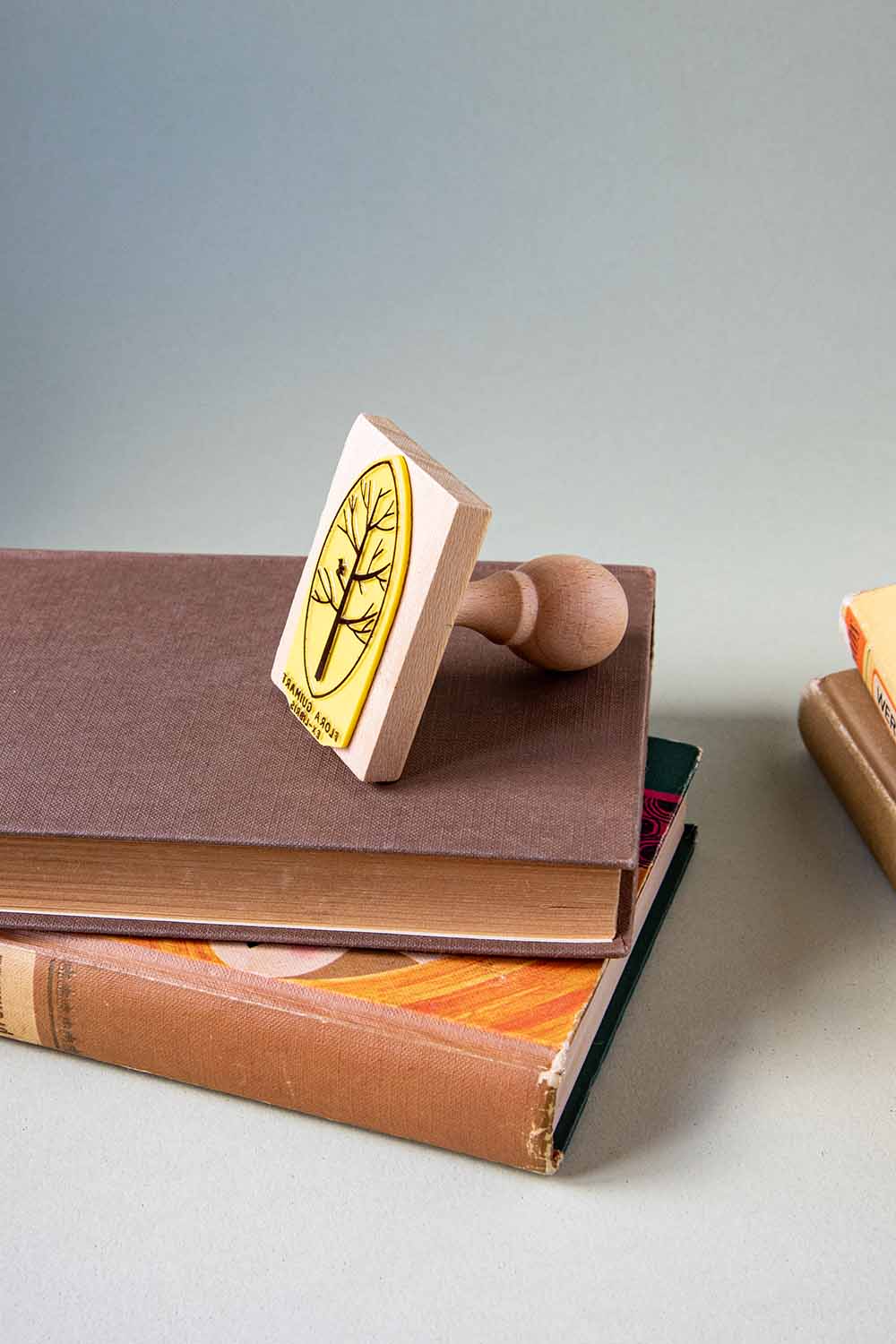 Sello ex-libris con un árbol sobre hoja