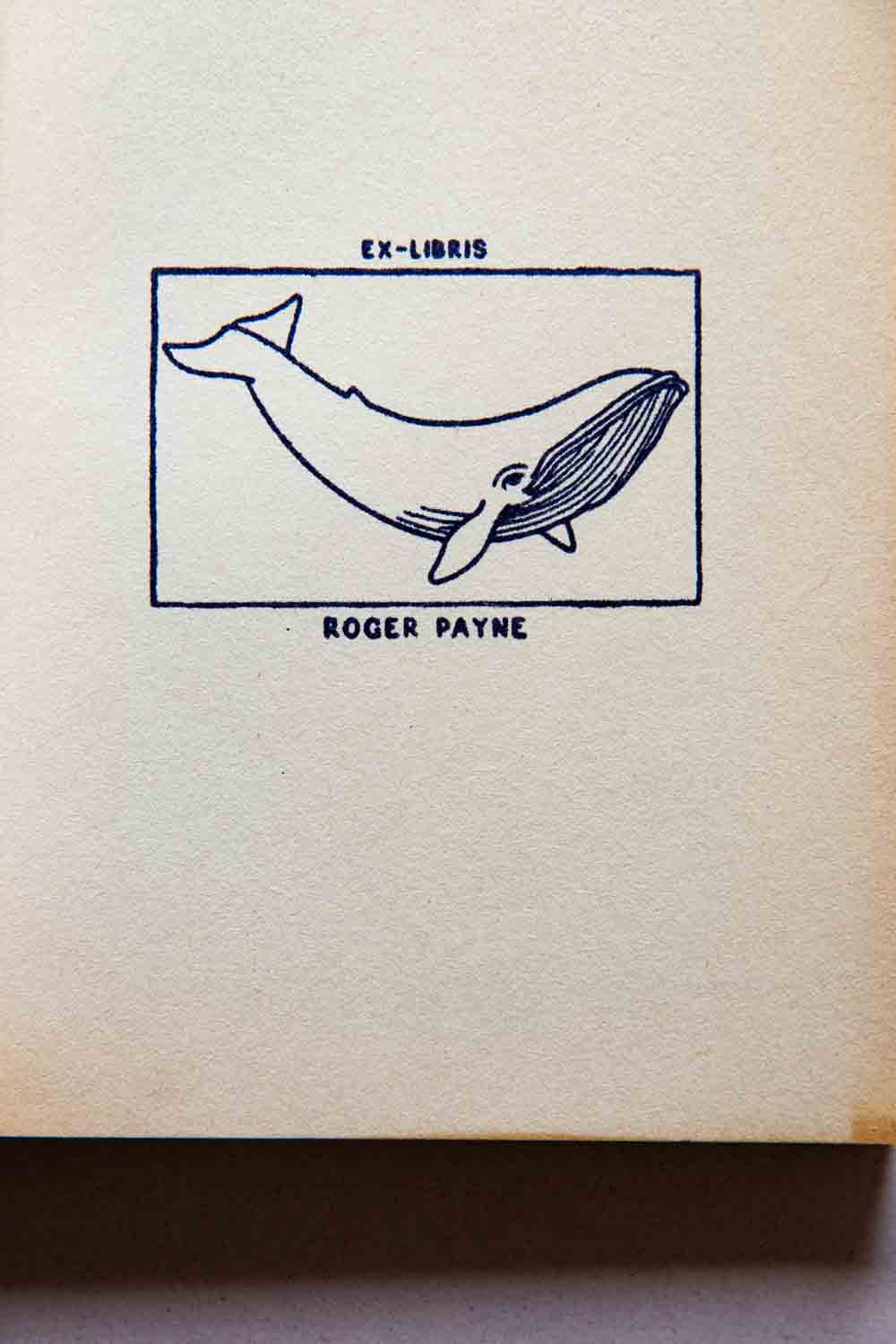 Portadilla de libro estampado con sello exlibris con una ballena