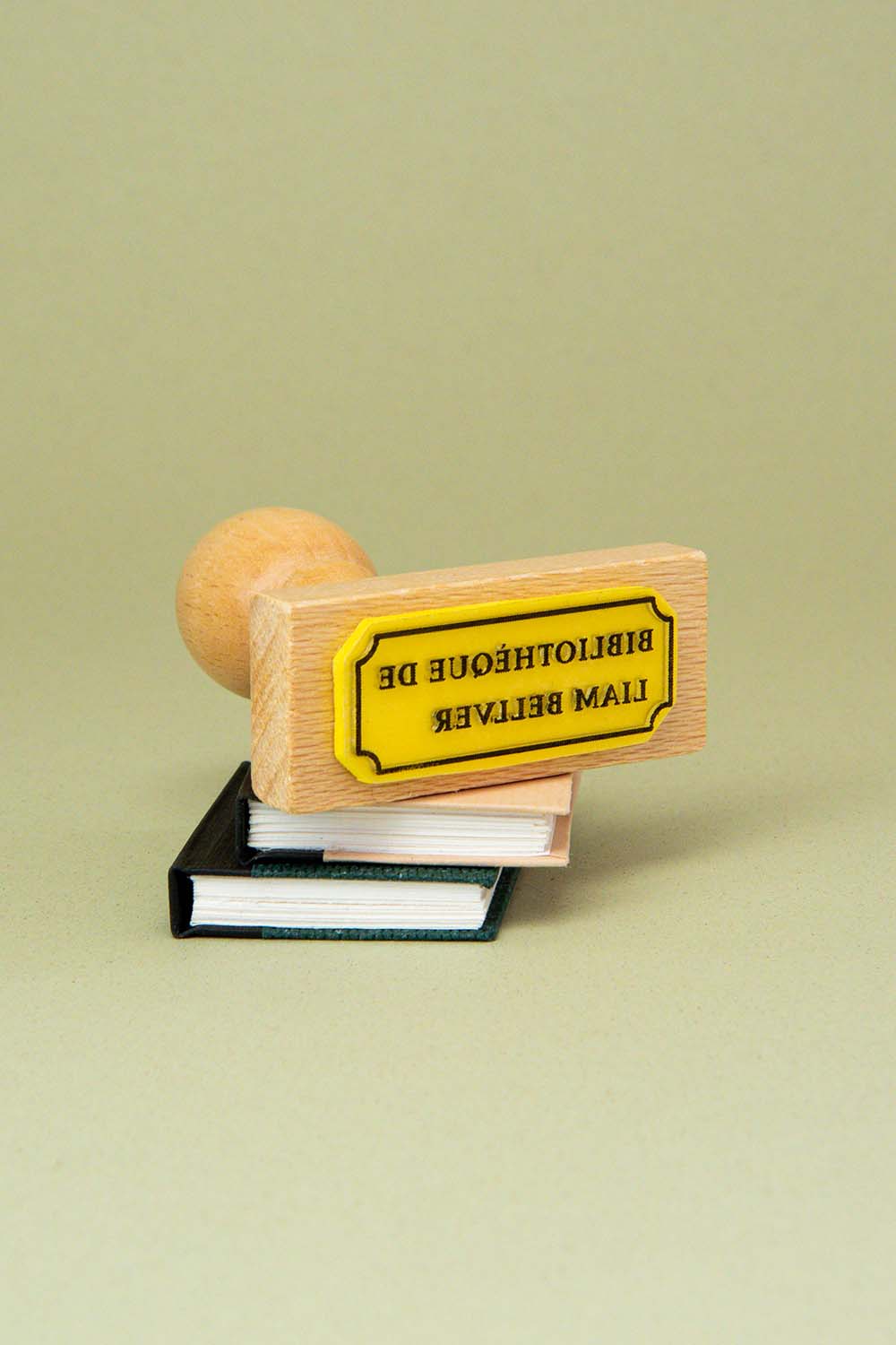 Sello ex-libris con una etiqueta con las esquinas redondeadas y el nombre de su propietario