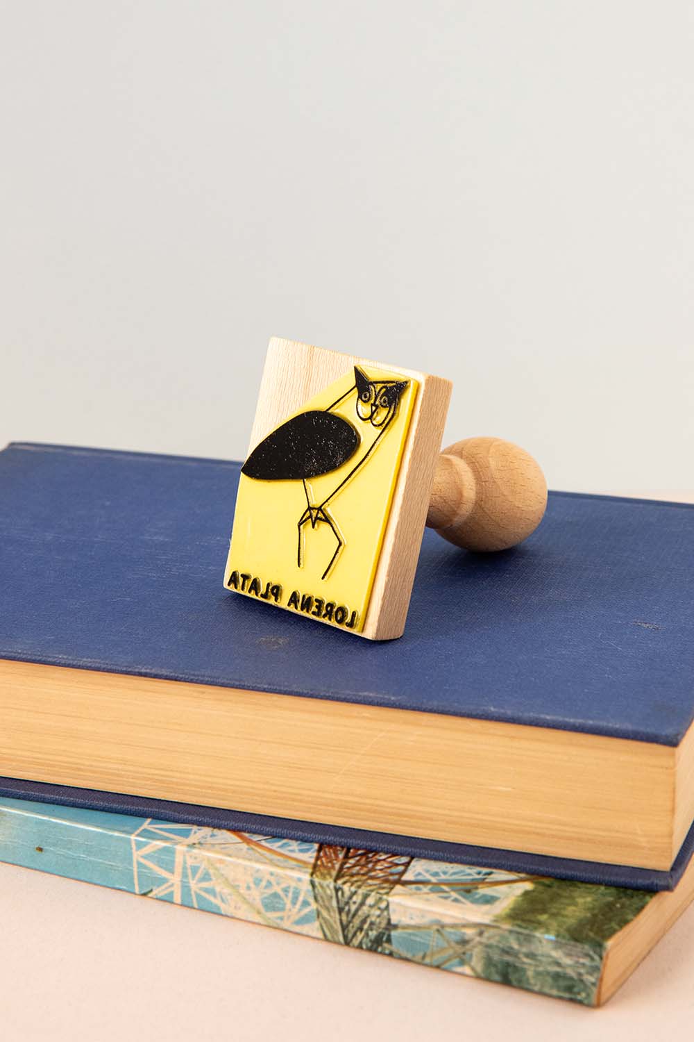 Sello ex-libris con un búho con formas geométricas