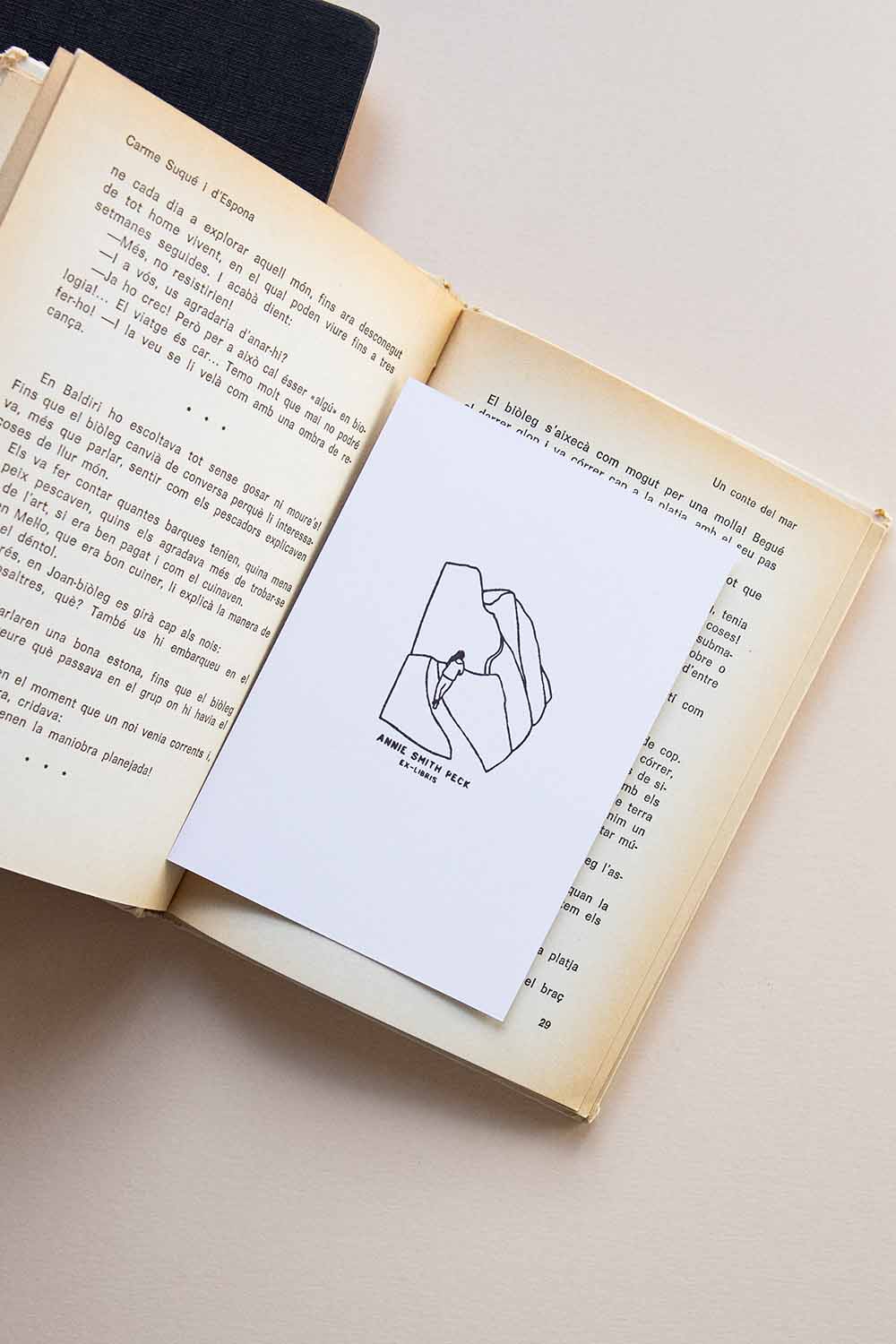 Portadilla de libro estampada con una chica andando por un camino de montaña