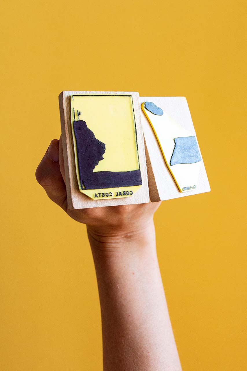 Sello ex-libris con una playa con un acantilado