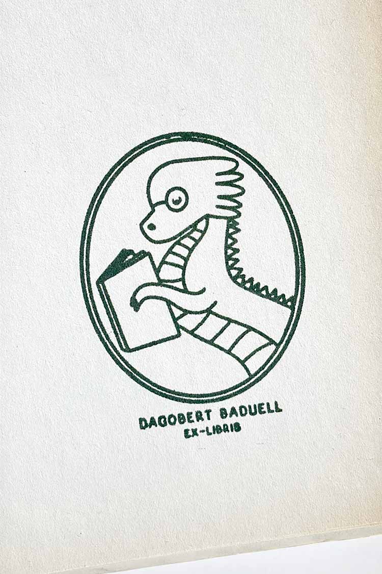 Portadilla de libro estampada con un dragón leyendo