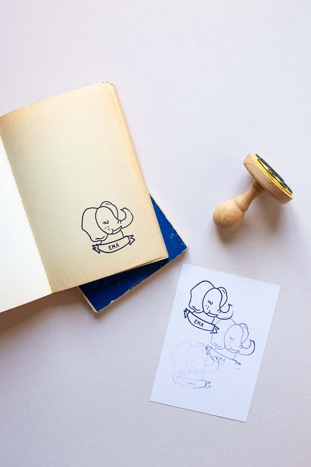 Portadilla de libro estampada con un sello exlibris de un elefante y sello