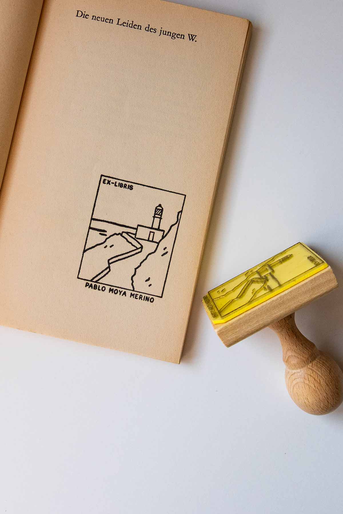 Portadilla de un libro estampada con faro