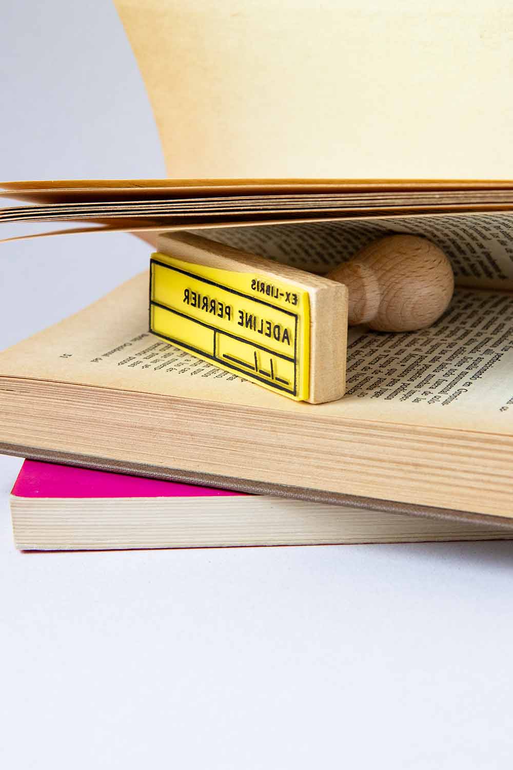 Sello ex-libris con una etiqueta rectangular con espacio para poner fecha