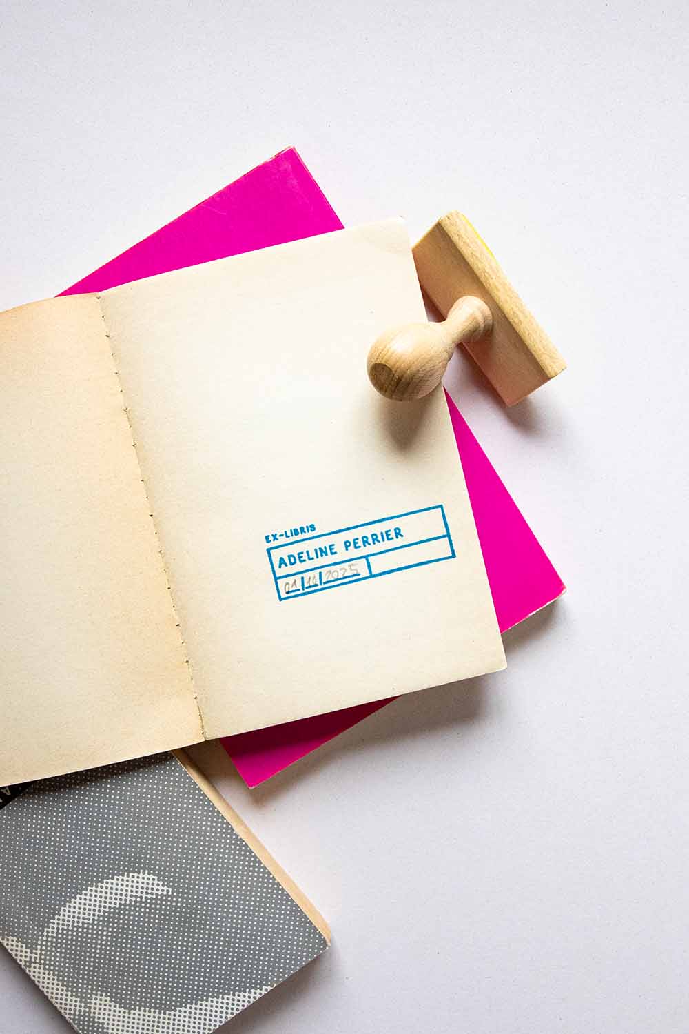 Portadilla de libro estampada con sello exlibris de una etiqueta rectangular con espacio para poner fecha y sello