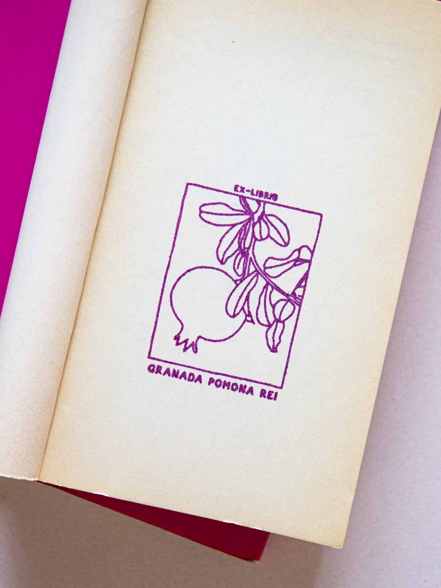 Portadilla de libro estampado con sello exlibris con un granado