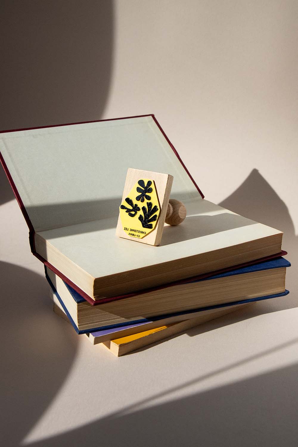 Sello ex-libris con formas florales abstractas