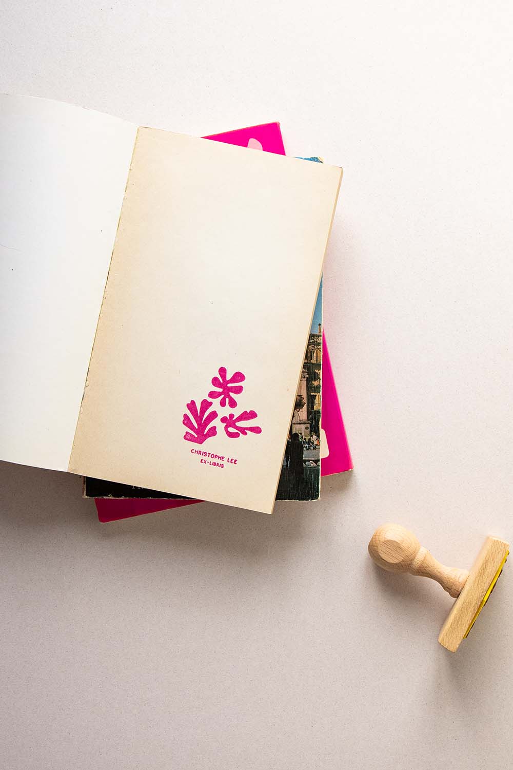 Portadilla de libro estampado con formas florales abstractas y sello