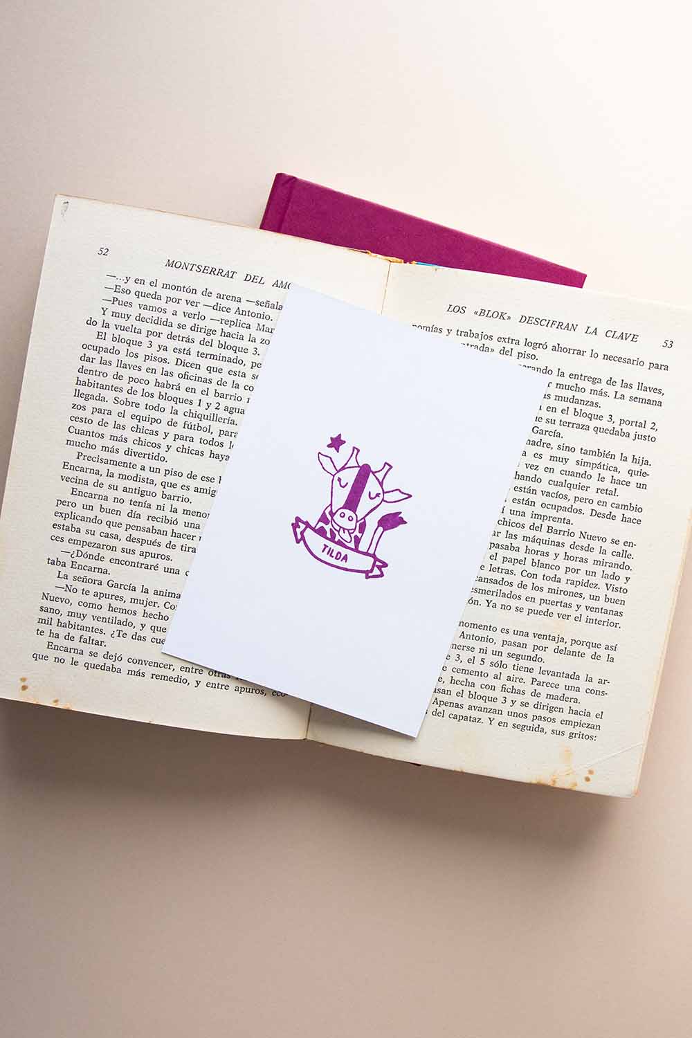 Portadilla de libro estampada con una jirafa