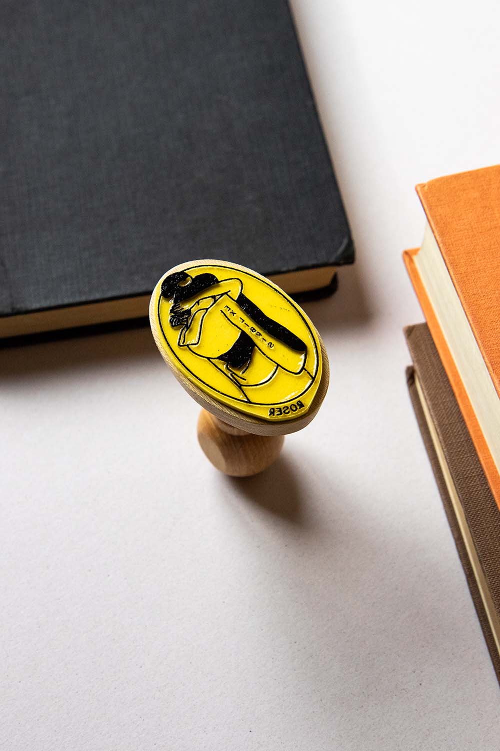 Sello exlibris grabado con una mujer vestida con Kimono