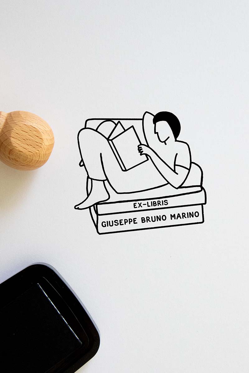 Portadilla de libro estampada con un hombre leyendo en un sillón