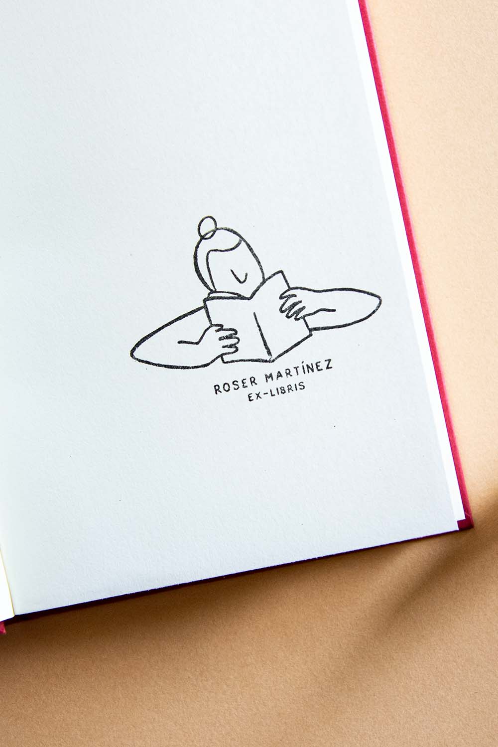 Portadilla de libro estampada con una lectora absorta en la lectura de un libro