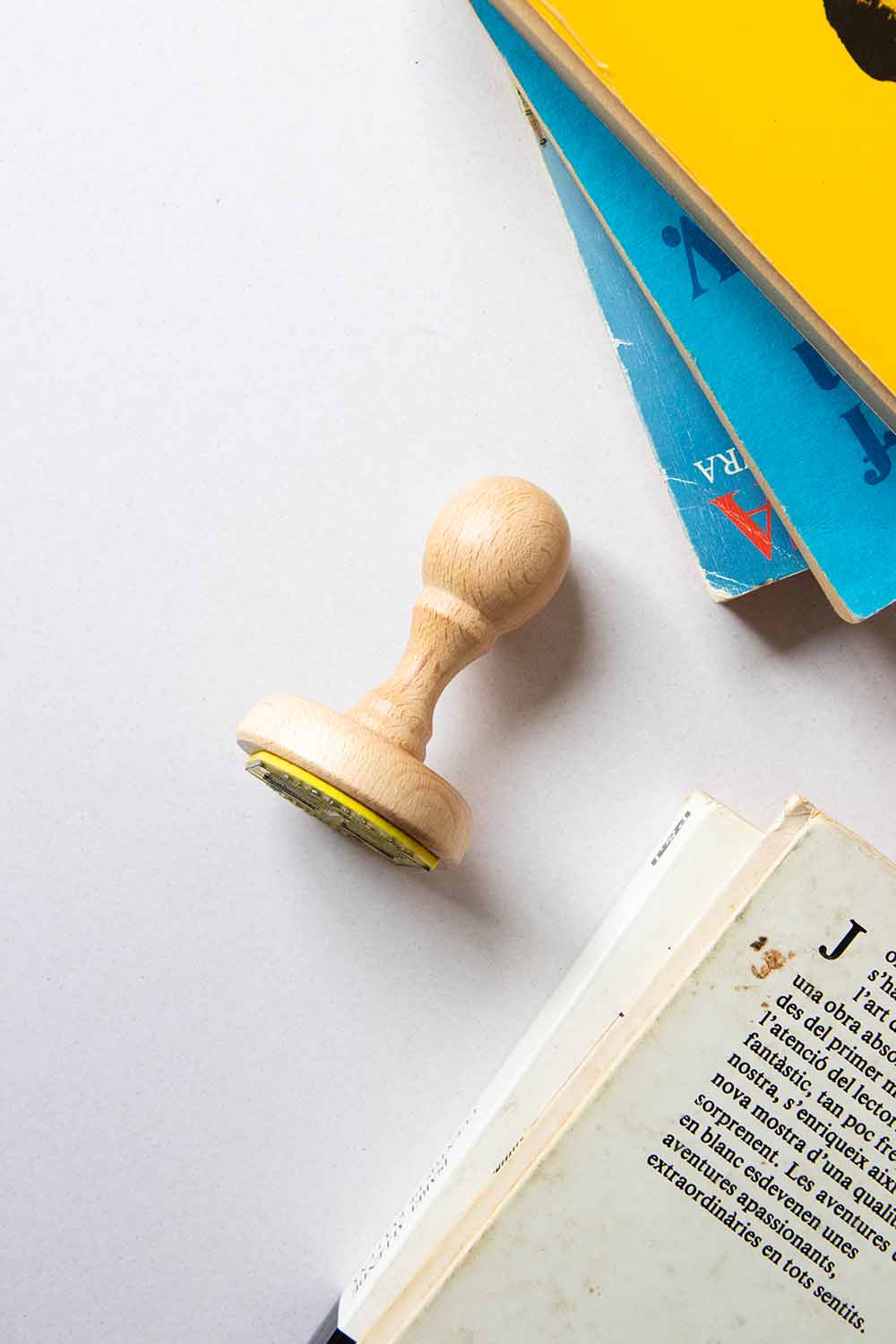 Sello exlibris grabado de un libro abierto