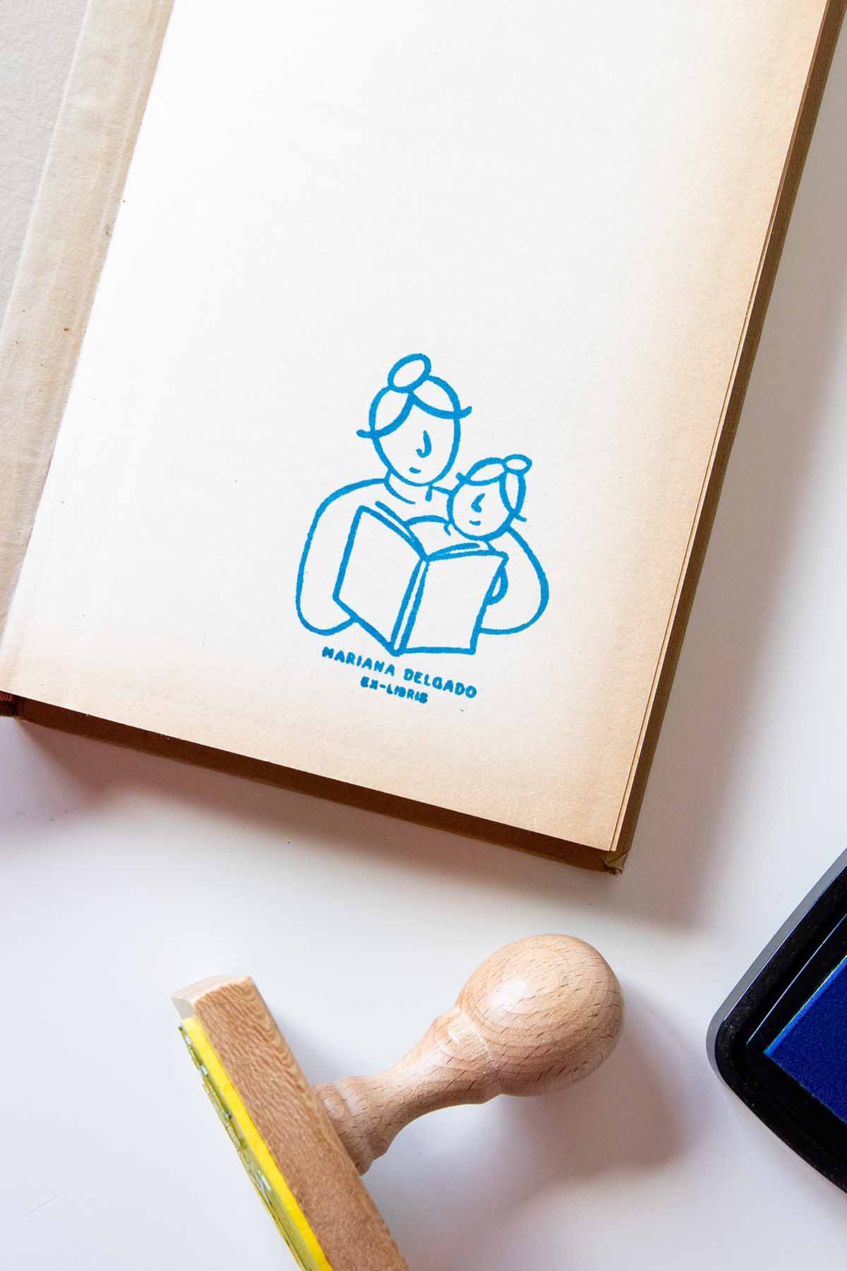 Portadilla de un libro estampada con una madre leyendo a su hija pequeña