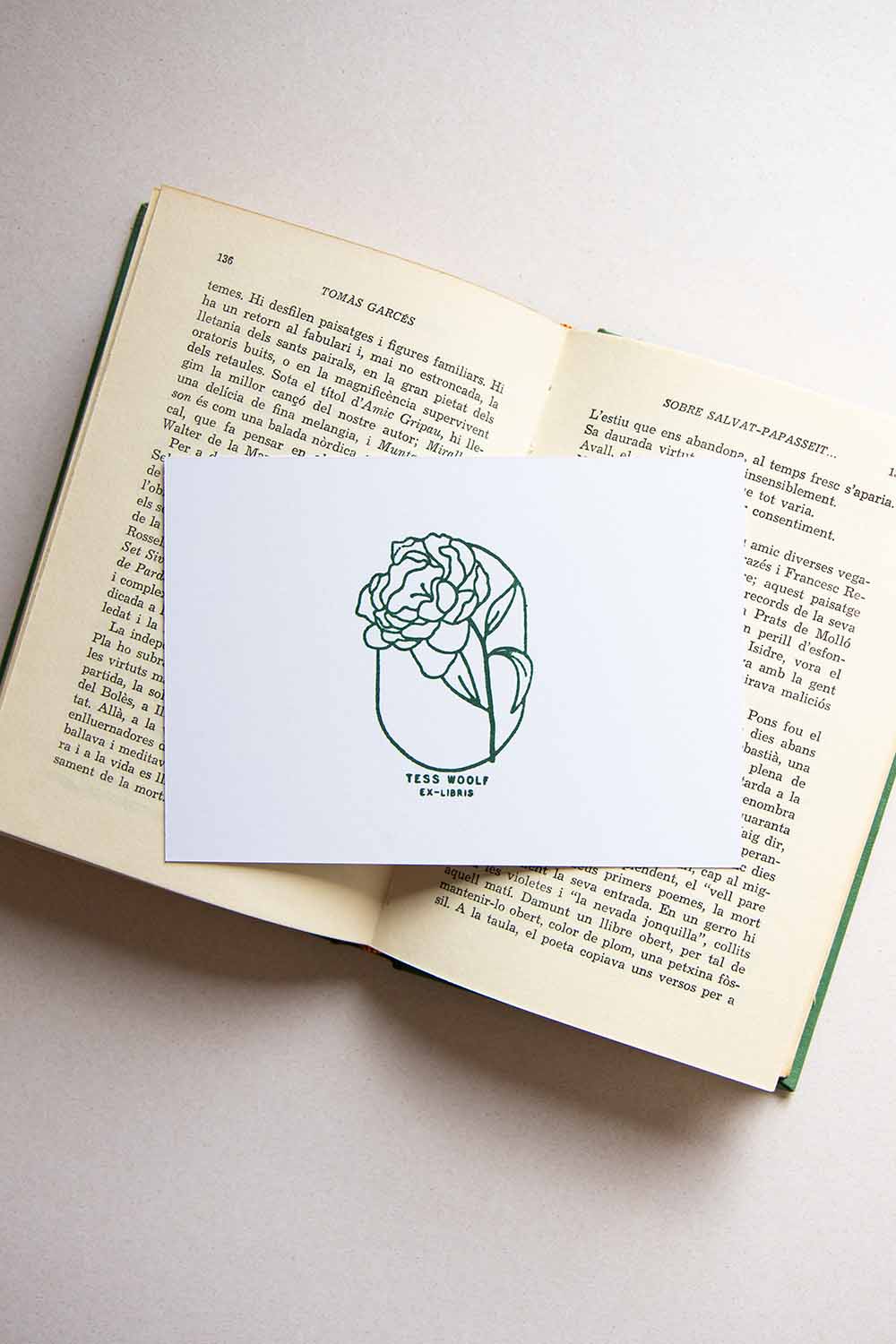 Portadilla de libro estampada con sello exlibris de una flor peonía