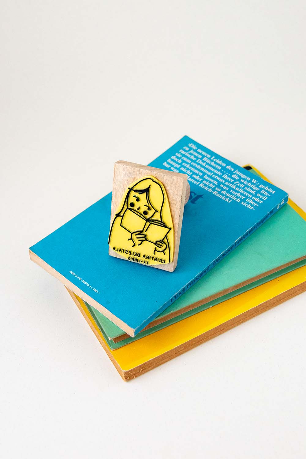 Sello exlibris grabado con una niña leyendo