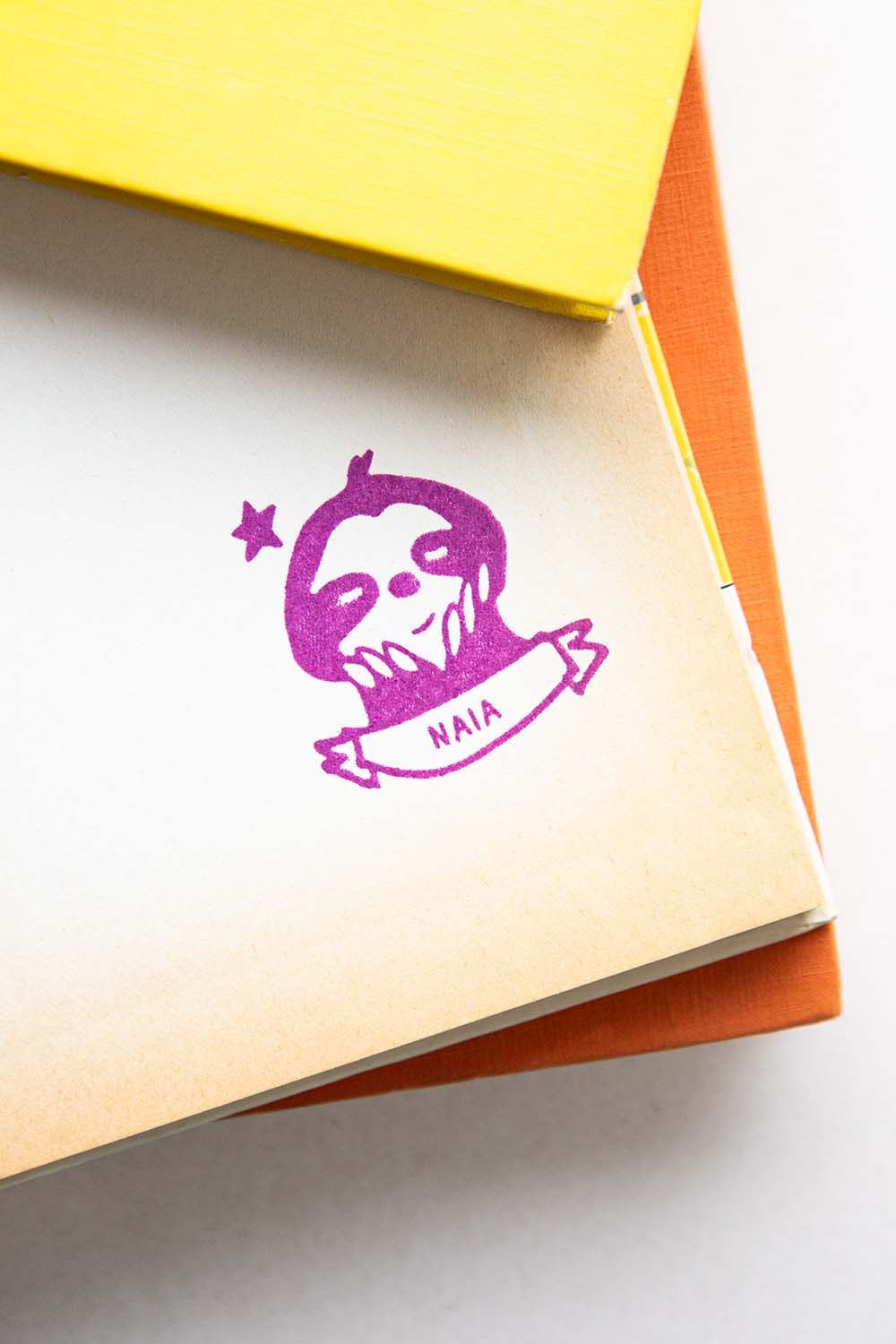 Página de libro estampada con un sello exlibris de un perezoso